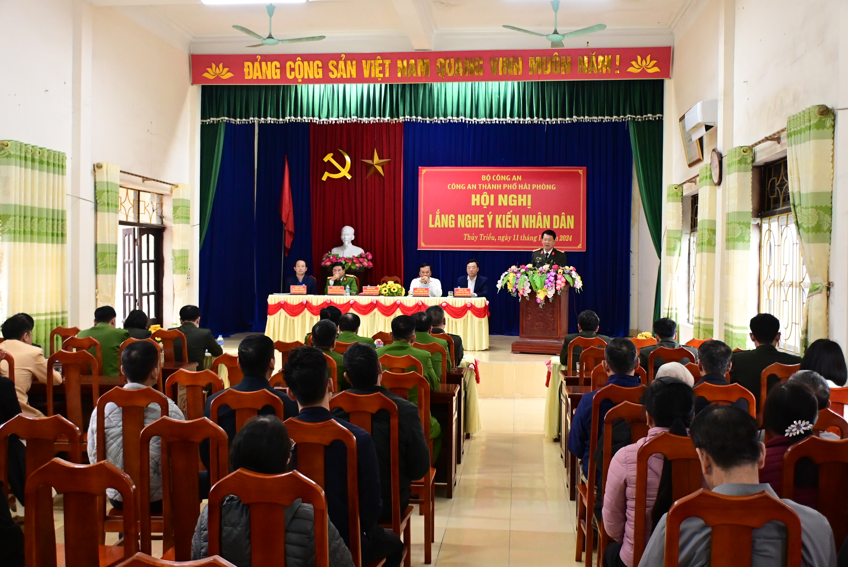 Đại tá Đào Quang Trường, Phó Giám đốc Công an thành phố lắng nghe phản ánh của Nhân dân xã Thuỷ Triều, huyện Thuỷ Nguyên